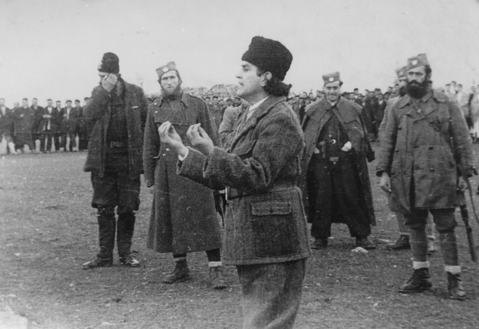 El Comandante Petar Bakovic se dirige a sus Chetniks en una arenga previa al combate
