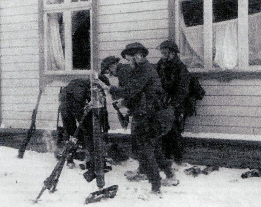 Soldados disparando un mortero de 3 pulgadas, 76 mm., en el centro de Vaagso