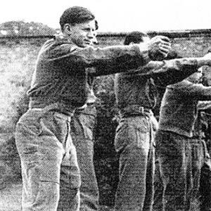 Militares de la OSS durante un ejercicio de tiro con pistola