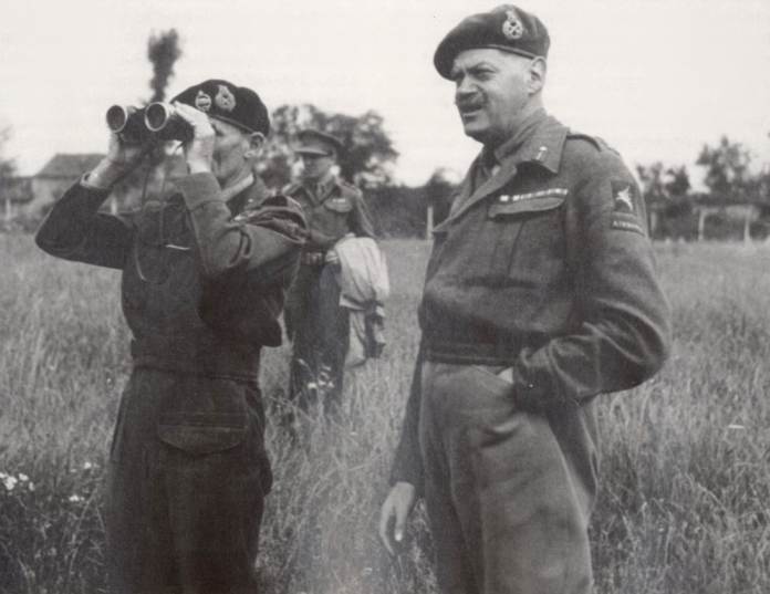El General Richard Gale, Jefe de la 6ª División Aerotransportada, junto con el General Montgomery