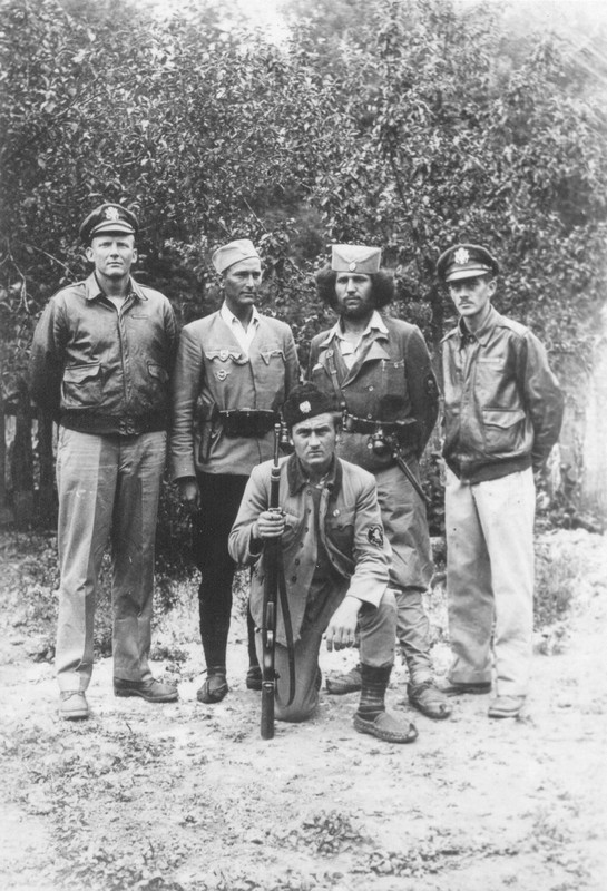 Dos Oficiales de la aviación estadounidense posan con guerrilleros Chetniks tras haber sido derribados sobre Yugoslavia