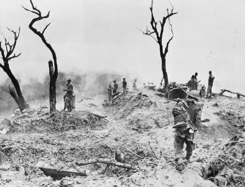 Soldados del 10º Regimiento Gurkha ocupan una de las últimas posiciones durante la Batalla de Kohima