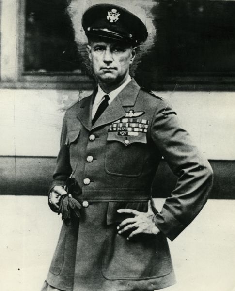 General Billy Mitchell. Precursor de las fuerzas paracaidistas y defensor de la teoría del envolvimiento vertical