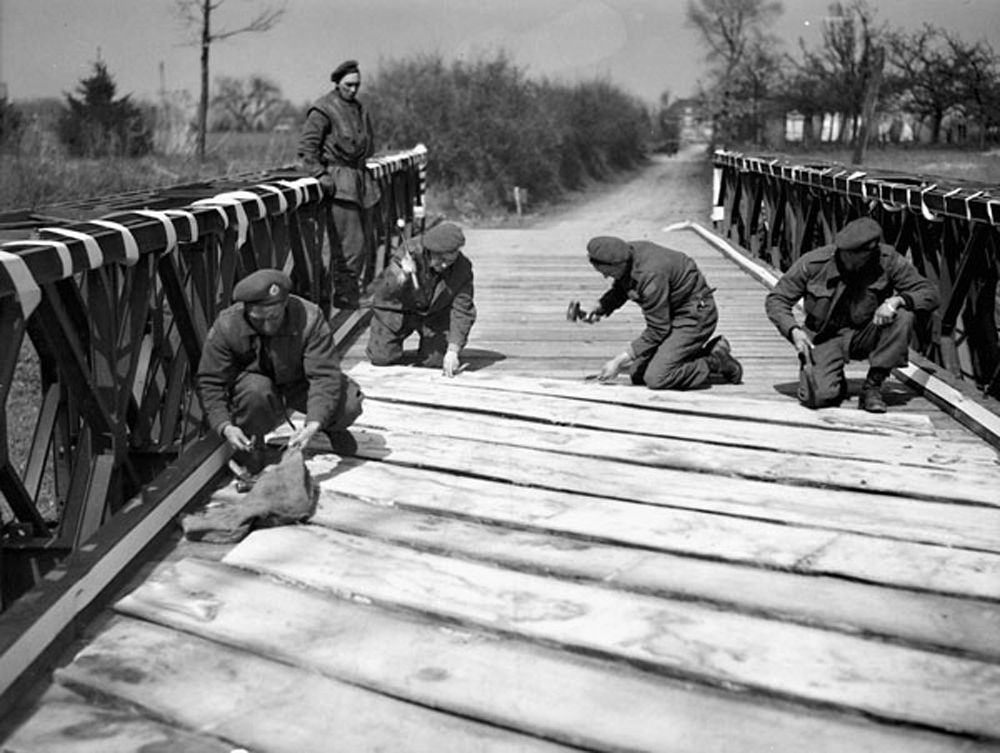 Ingenieros británicos colocando el suelo de un puente Bailey