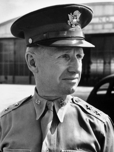 General Leslie J. McNair. Jefe de las Fuerzas Terrestres en 1942