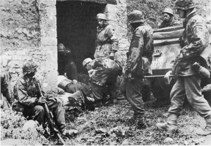 Soldados alemanes de la 17ª SS Pazergranadier y del 6ª Regimiento de Paracaidistas