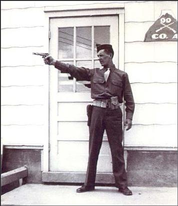 Morten Tuftedal de la Compañía A posando delante de uno de los barracones de Camp Hale