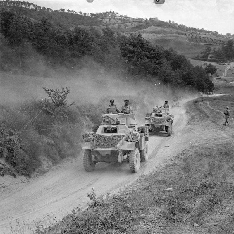 Vehículos de la 8ª División de Infantería de la India avanzan por los caminos de las montañas italianas