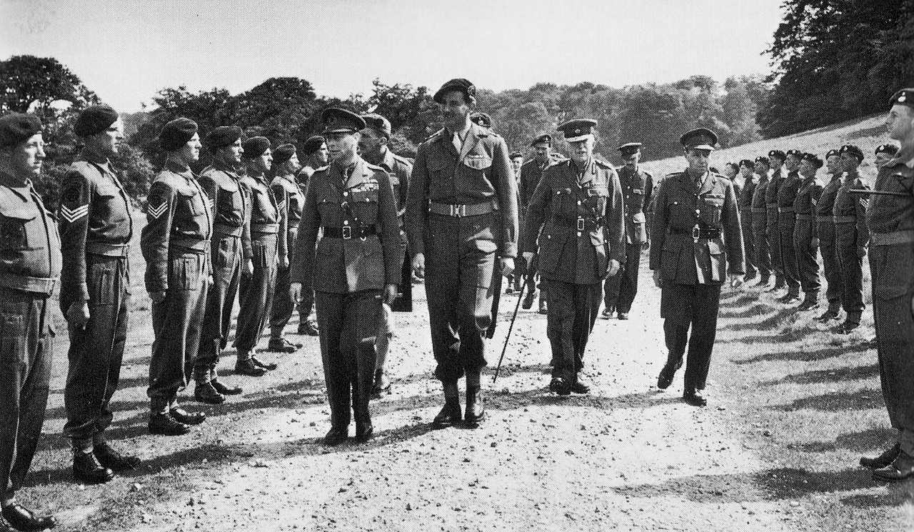Lord Lovat con el Rey Jorge VI revistando las tropas de la 1ª Brigada de Servicios Especiales en los días previos al Día D