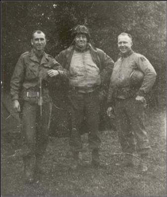 El Teniente Coronel Hansen, con el Capitán Erwin Anzjon y el Teniente Lester Carlson