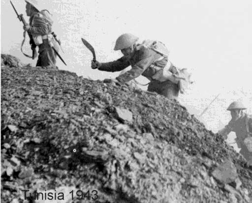 Soldados Gurkha tomando una posición durante la Ofensiva de Túnez