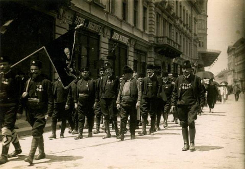 Veteranos Chetniks desfilando por las calles de Belgrado en 1920