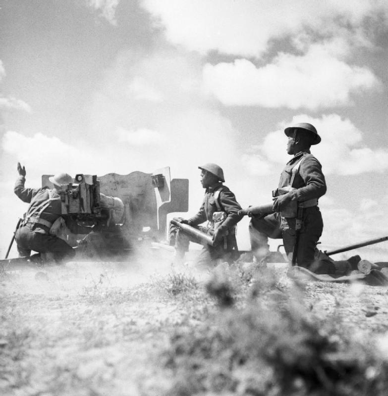 Artillería Gurkha batiendo las posiciones alemanas durante la Campaña de Italia