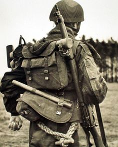 Paracaidista equipado con un fusil Lee-Enfield y el clásico casco paracaidista