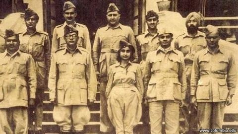 Chandra Bose con los Jefes y Oficiales del INA