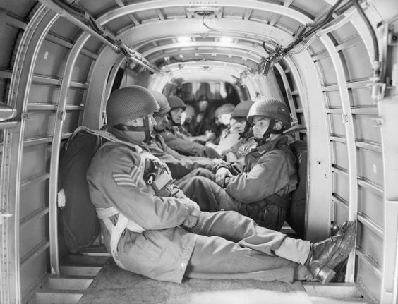 La posición de los paracaidistas en los bombarderos Whitley, distaba mucho de ser cómoda