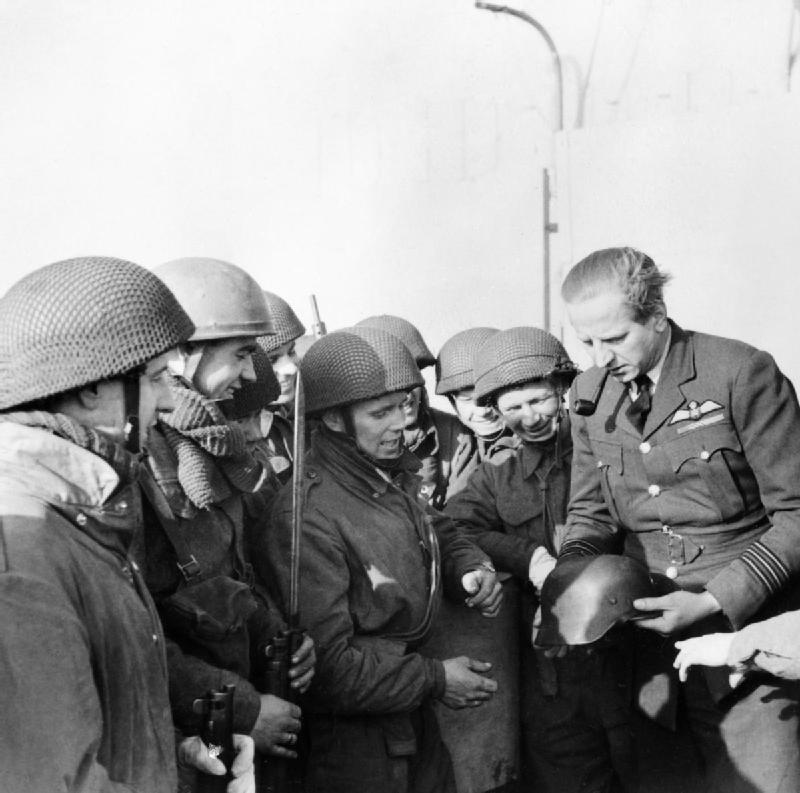 El Teniente Coronel Charles Pickard, con un casco alemán en sus manos, charlando con algunos paracaidistas al regreso del asalto a Bruneval