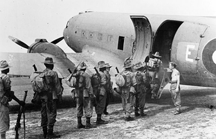 Soldados de la 3ª Brigada Thunder, de África Occidental, embarcando en un C-47 durante la Operación Thursday