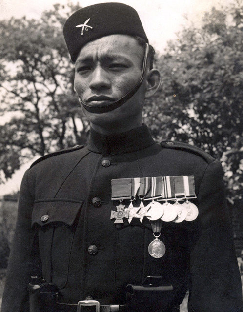 Fusilero Tul Bahadur Pun del 6º de Gurkhas condecorado con la Cruz Victoria en 1944