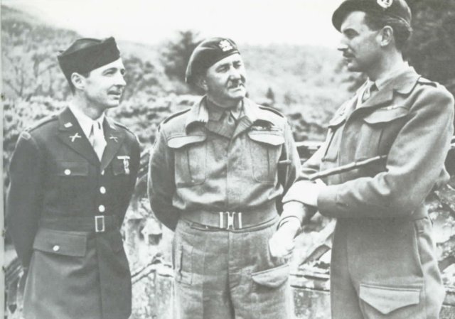 Lord Lovat con el Coronel Vaughn, Director de la Escuela de Commandos y el Capitán Lloyd Marr, de los Rangers de los EE.UU., con quienes desembarcaría en Dieppe