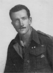 Comandante Frank Blaker condecorado con la Cruz Victoria al frente del 9º de Gurkhas en 1944