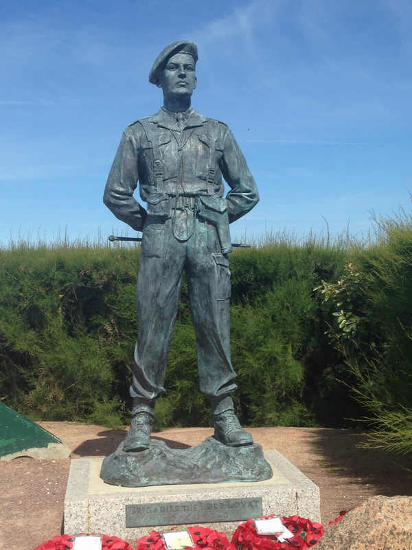 Estatua erigida al General de Brigada Lord Lovat en Ouistreham, Francia