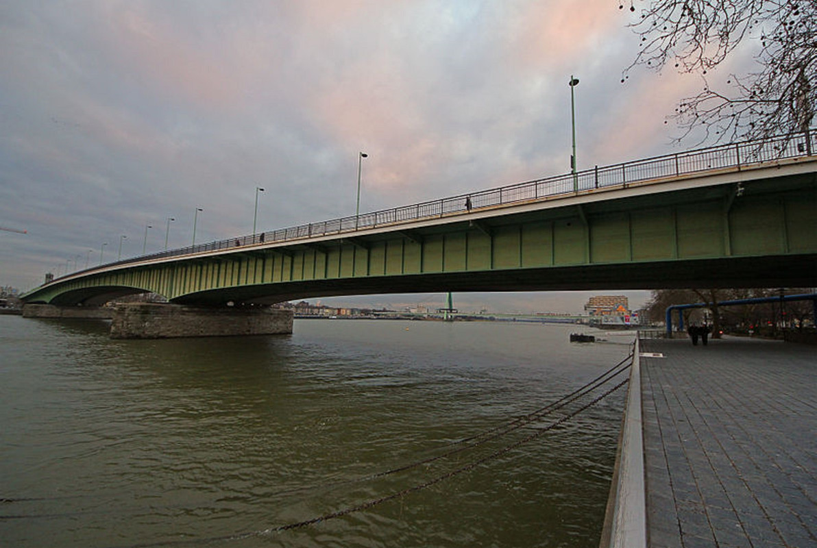 El puente Hängebrücke antes de ser destruido y hoy en día