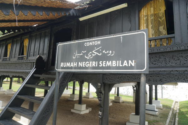 Rumah Negeri Sembilan di Kompleks Taman Seni, Seremban 