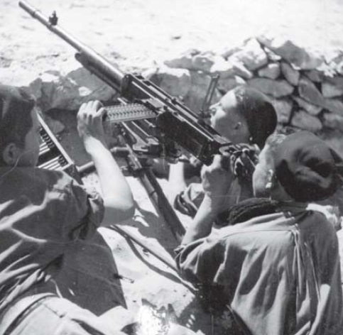 Soldados del regimiento Giovanni Fascisti manejando una ametralladora Breda 37 de 8 mm en una posición defensiva