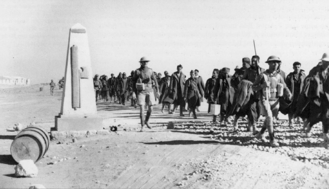 Columna de prisioneros italianos capturados por los británicos en la localidad egipcia de Sidi Barrani. Diciembre de 1940