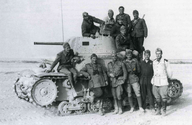 Grupo de mixto de infantería y carristas posando junto a un M13 40