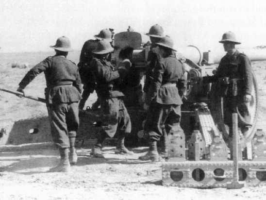 Artillería pesada italiana, 149 mm, bombardeando las posiciones británicas de El Alamein. Verano de 1942