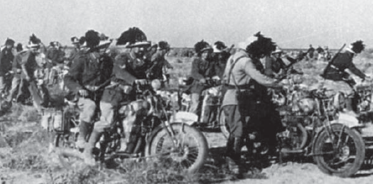 Un grupo de tropas motociclistas de los Bersaglieri en el norte África, primavera de 1941