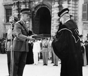 Lord Gort, Gobernador de Malta, entregando a la ciudad la Cruz George. La más alta condecoración civil