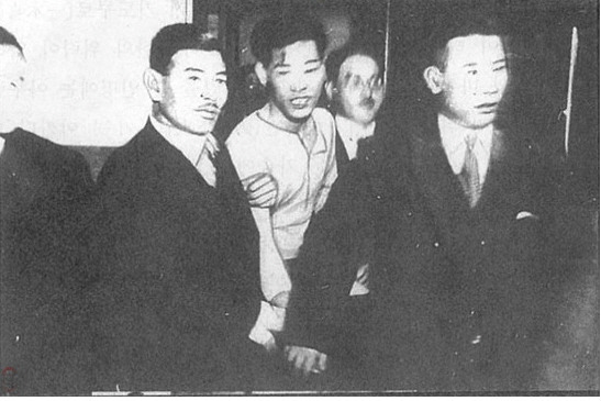 Lee Bong-Chang es conducido al juicio secreto donde sería condenado a muerte