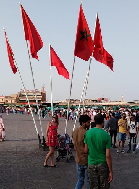 MARRAKECH Y ESSAUIRA CON MELLIZOS - Blogs de Marruecos - Piscina, calor y la bulliciosa Plaza Jemaa el-Fna (5)