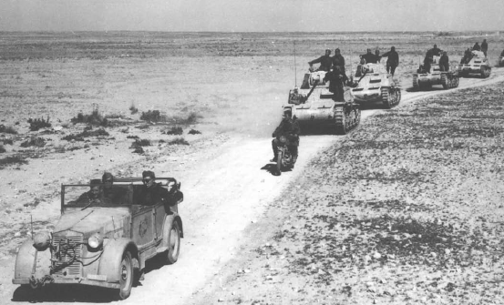 Columna blindada de la División Ariete avanzando por la Cirenaica antes de la ofensiva británica Crusader. Noviembre de 1941
