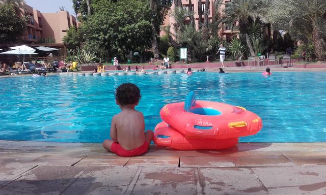 MARRAKECH Y ESSAUIRA CON MELLIZOS - Blogs de Marruecos - Piscina, calor y la bulliciosa Plaza Jemaa el-Fna (3)
