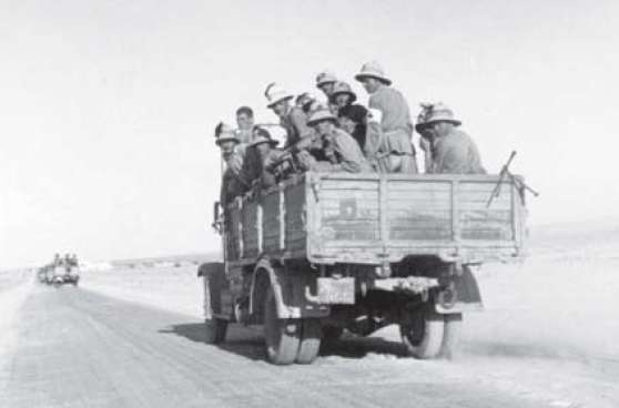 Columna motorizada del 9º Regimiento de Bersaglieri de la División Trieste avanzando hacia la línea del frente en Egipto. Verano de 1942