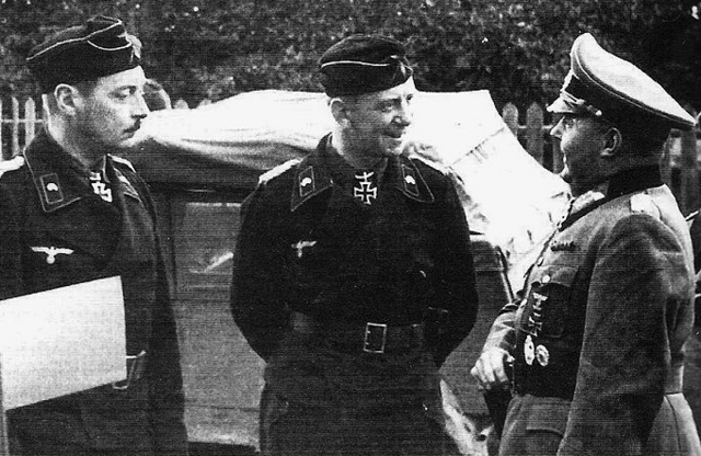 Hube, a la derecha de la imagen, en el Frente Oriental, verano de 1941. A la izquierda de la imagen el por entonces Oberstleutnant Graf von Strachwitz