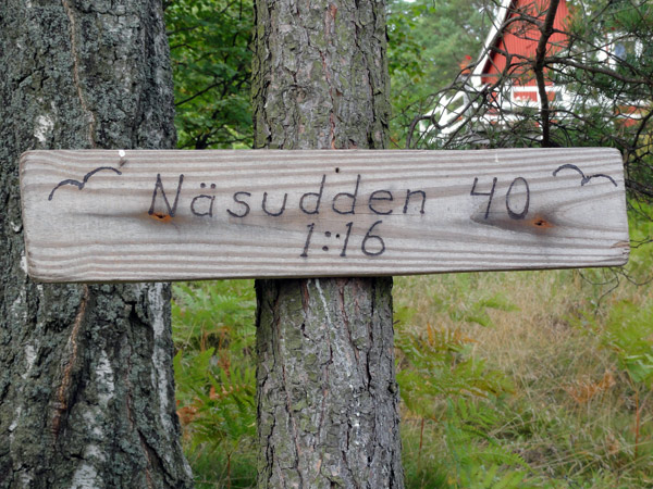 Stuga Kyrkviken ligger på tomt Näsudden 40 på Utö, intill Utö Kyrka.