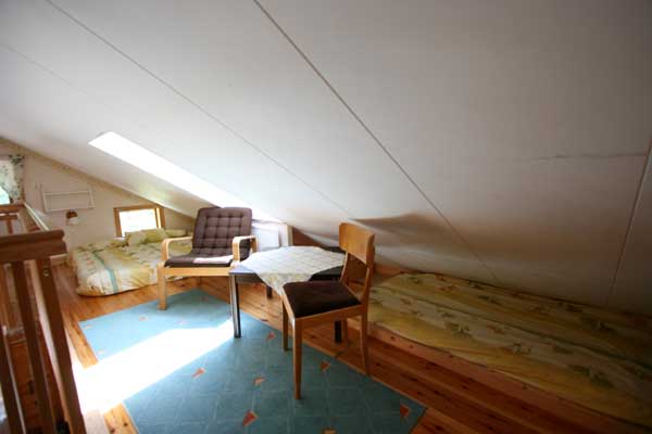 Dubbel-sovplatser på loftet längre ner i rummet.