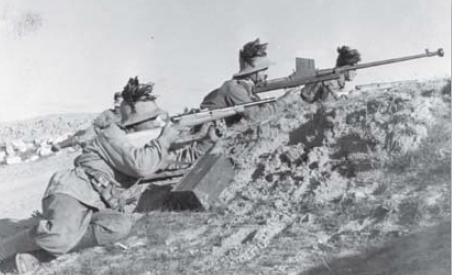 Un punto fuerte de los Bersaglieri durante la campaña de Túnez. El soldado del centro maneja un rifle antitanque MKI Boys de 13,9 mm capturado a las tropas británicas y ambos lados los Bersaglieri están armados con subfusiles Beretta 38 de 9 mm