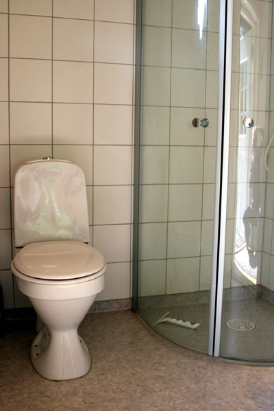 WC & dusch i Emils stuga på Utö.