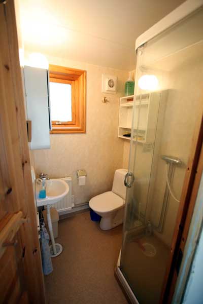 WC 2 med dusch, WC och tvättställ på bottenvåningen.