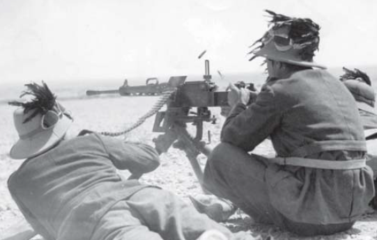 Bersaglieris manejando una ametralladora Fiat-Revelli 35 de 8 mm