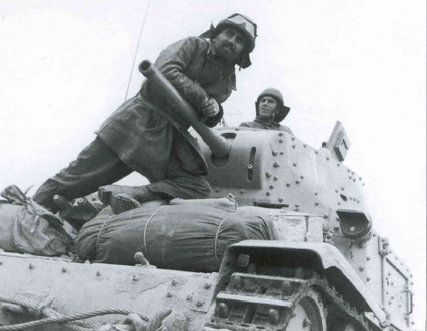 Tripulación de un tanque medio M13 40 de la División Ariete durante un alto en los combates