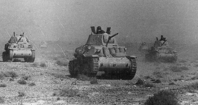 Blindados de la División Ariete avanzando por el desierto egipcio