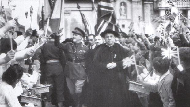 En su llegada a Malta en 1942 recibido por la multitud