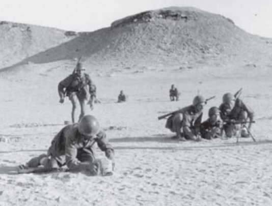 Infantería italiana en el Línea Gazala, primavera de 1942. Una ametralladora ligera Breda protege a los soldados que limpian el desierto de minas